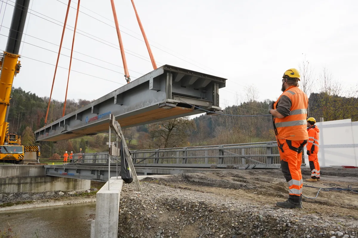 Ein Brückenteil wird mit einem Kran abgehoben.