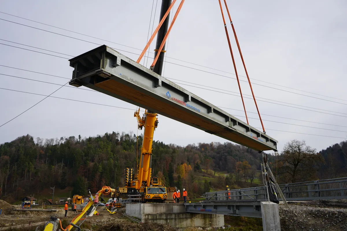 Ein Brückenteil schwebt hoch in der Luft.
