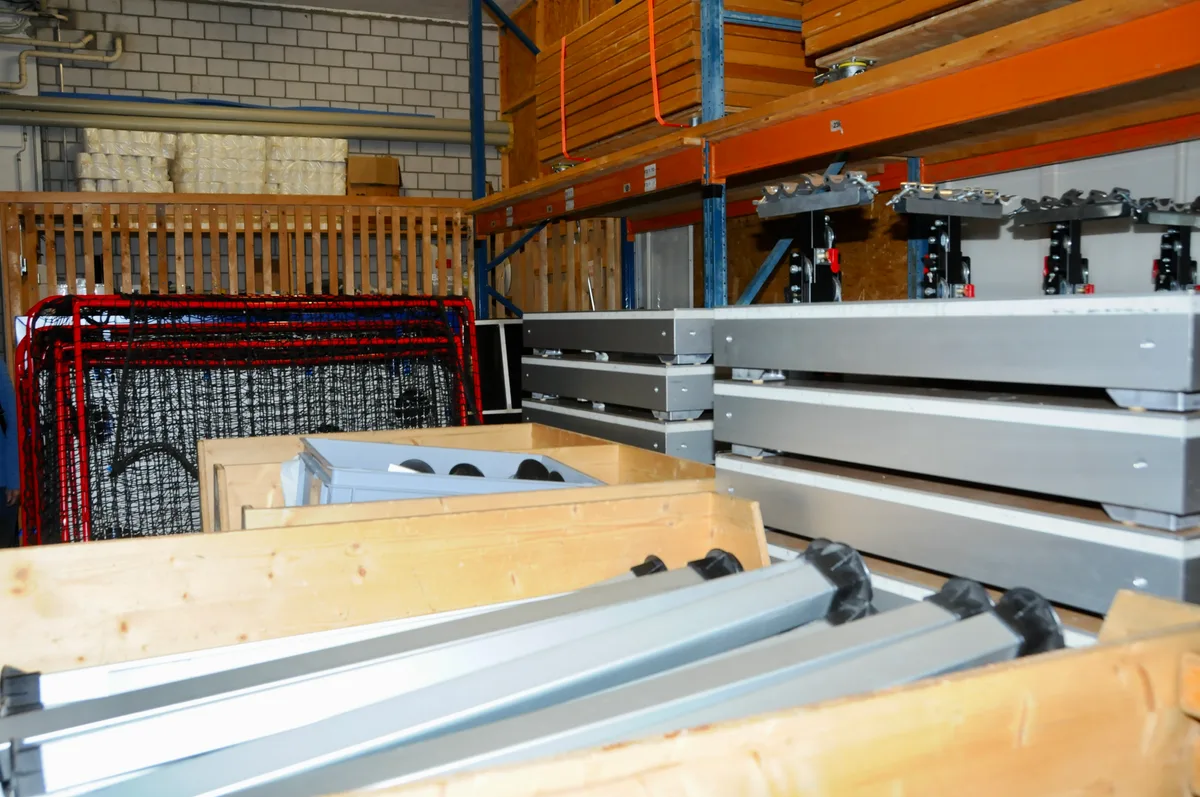 … und sind teilweise kaum erreichbar. Auf der rechten Seite des Raums soll die Gastroküche eingebaut werden. Man sieht einen vollgestellten, unübersichtlichen Lagerraum.