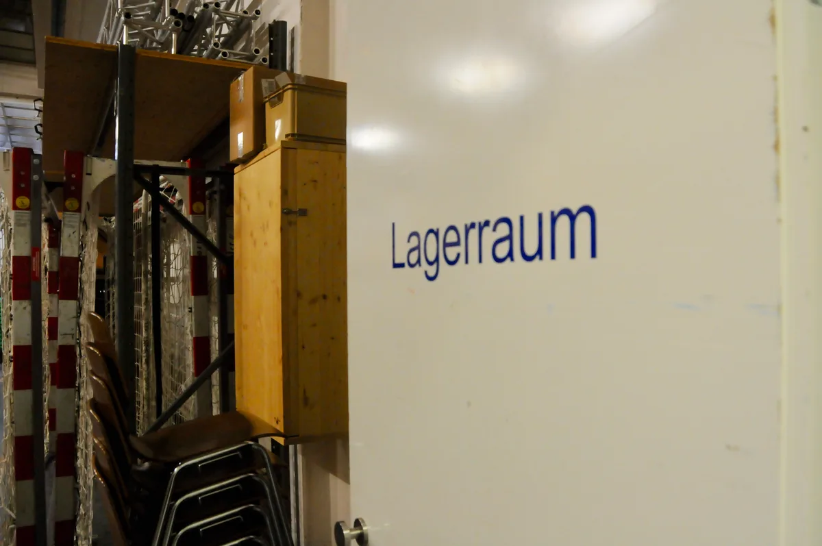 Die jetzige Situation im Lagerraum ist relativ unübersichtlich … Man sieht den Eingang zu einem unübersichtlichen Lagerraum.