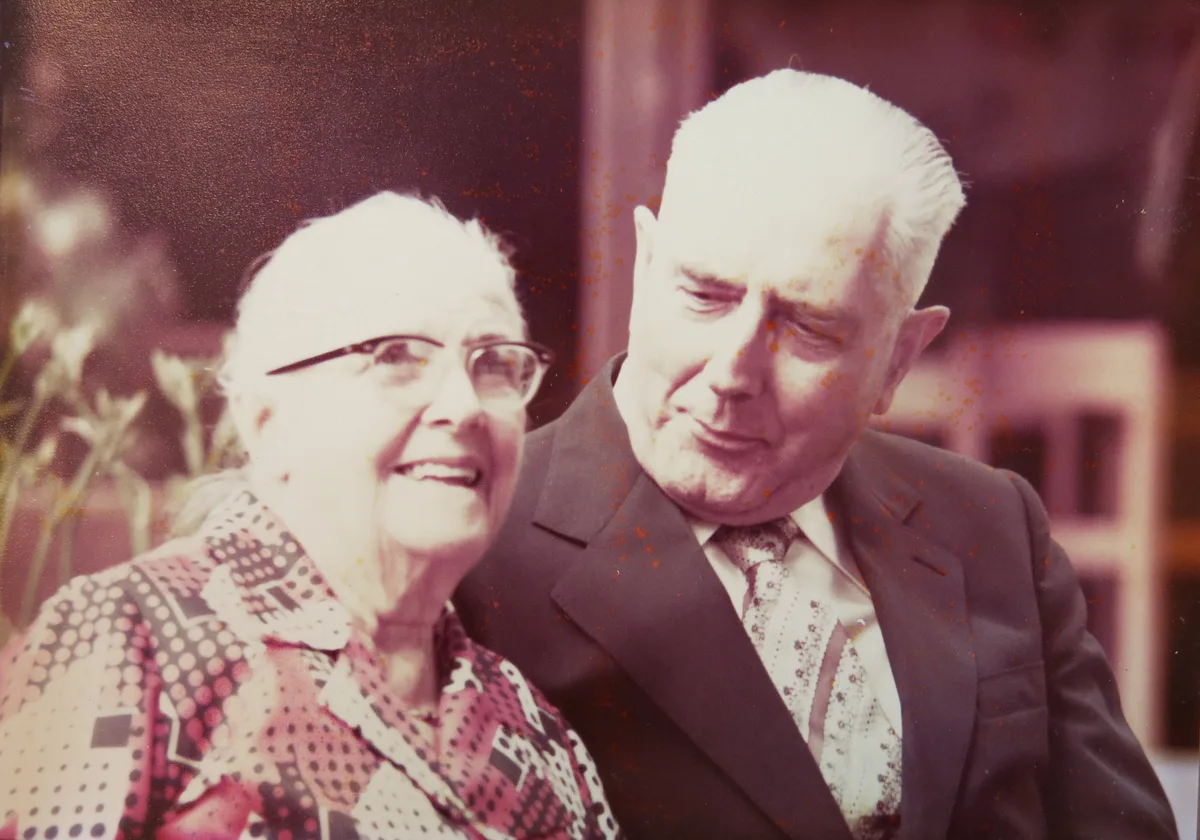 Ein Foto eines Paares, die Frau lächelt.