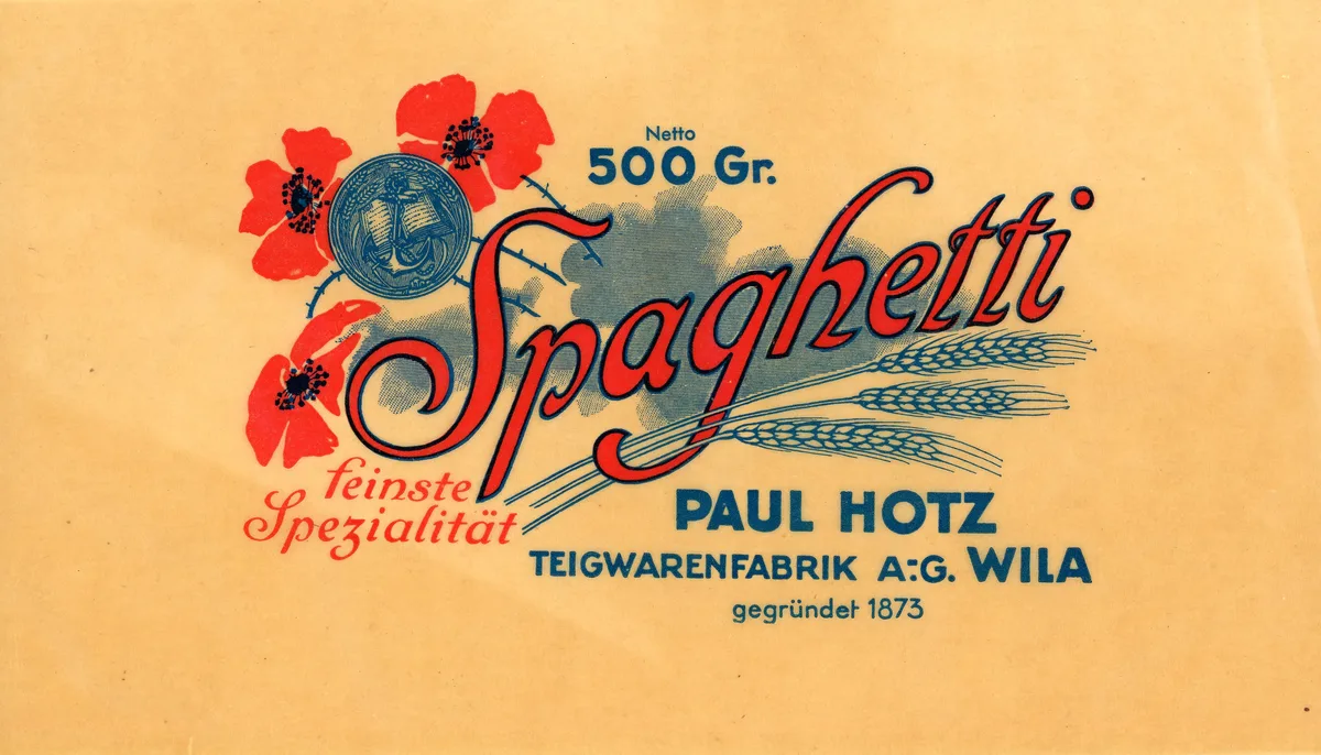 Später sah die Verpackung so aus. Eine Nudel-Verpackung mit einem roten Schriftzug, Mohnblumen und blauen Weizengarben.