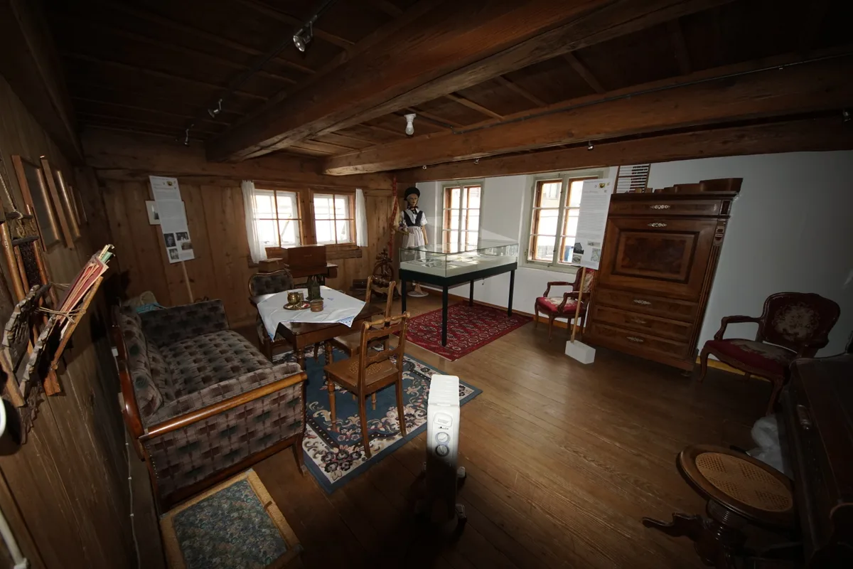 Man sieht einen Museumsraum im Batzhaus.