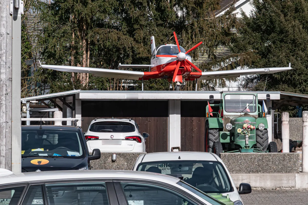 29420336-1 Flugzeug auf Garagendach