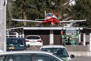 29420336-1 Flugzeug auf Garagendach