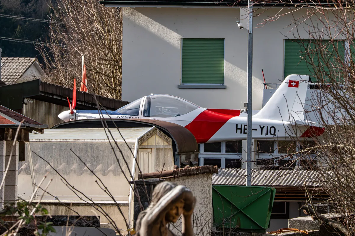 Flugzeug auf Garagendach