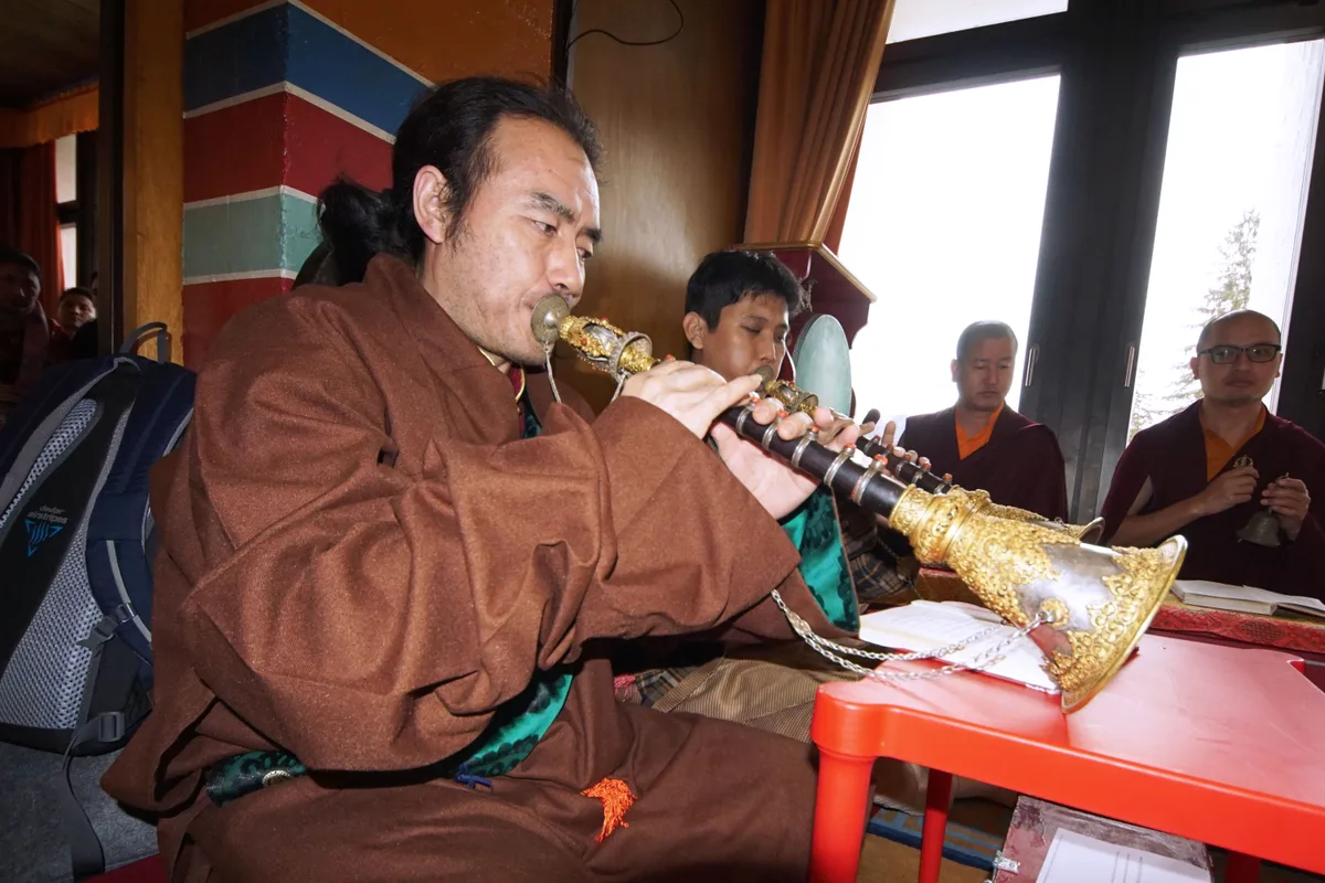 Man sieht tibetische Trompetenspieler.