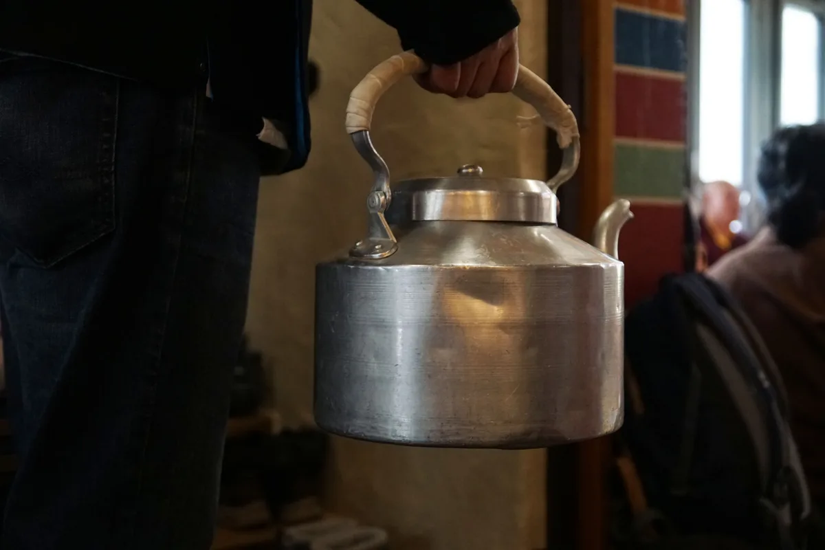 Man sieht einen grossen Teekrug.