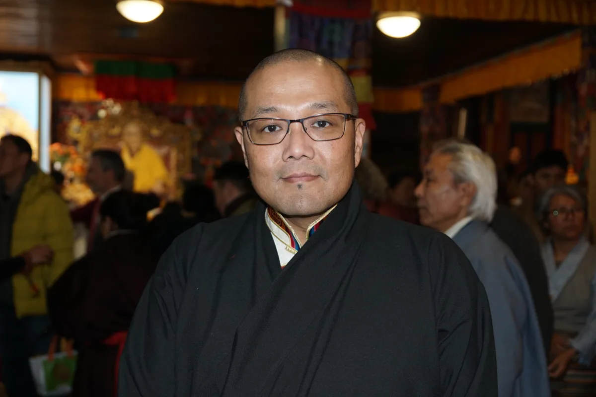 Man sieht den tibetischstämmigen Gemeindepräsidenten.