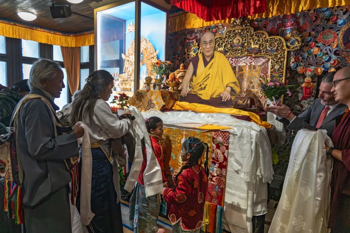 «Happy Losar»: Alle wollen eine Glücksschleife auf dem Thron des Dalai Lama ablegen. «Happy Losar»: Alle wollen eine Glücksschleife auf dem Thron des Dalai Lama ablegen.