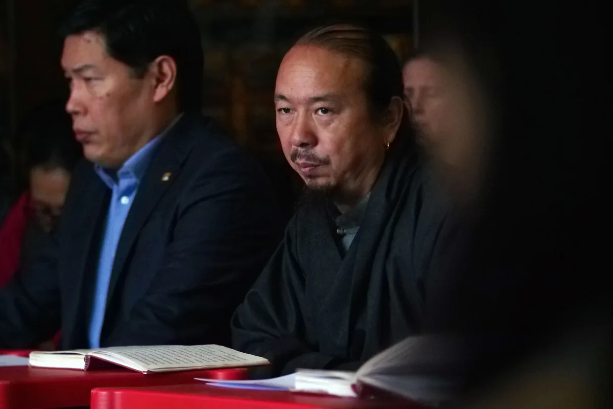 Man sieht den Vertreter des Dalai Lama.