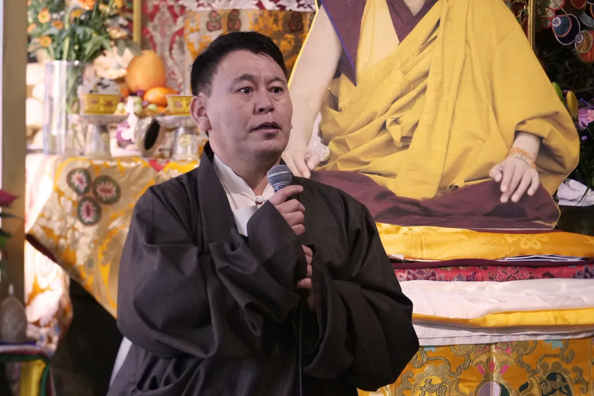 Man sieht den Präsidenten des Tibetervereins Schweiz und Liechtenstein.