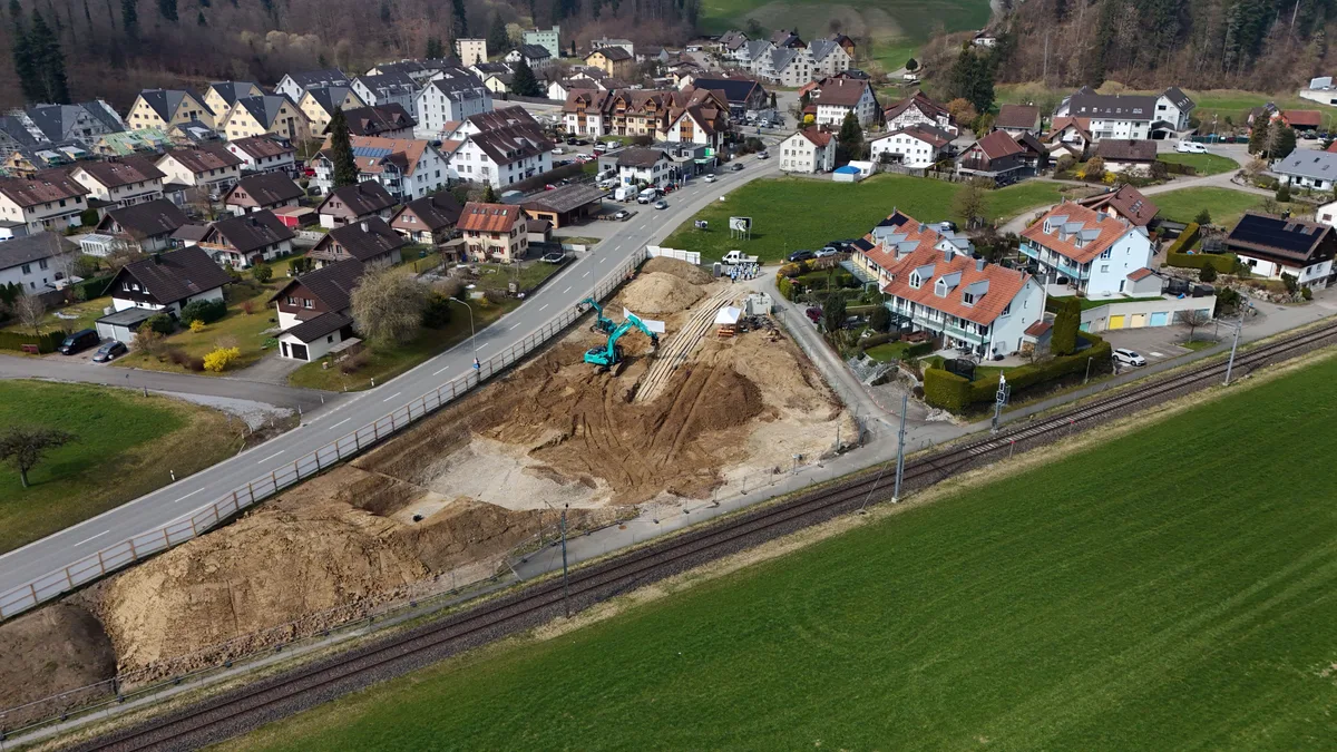 Der Spatenstich Bauprojekt Dihei in Saland von oben fotografiert.