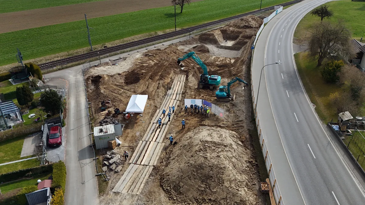 Ein Bauprojekt von oben fotografiert.