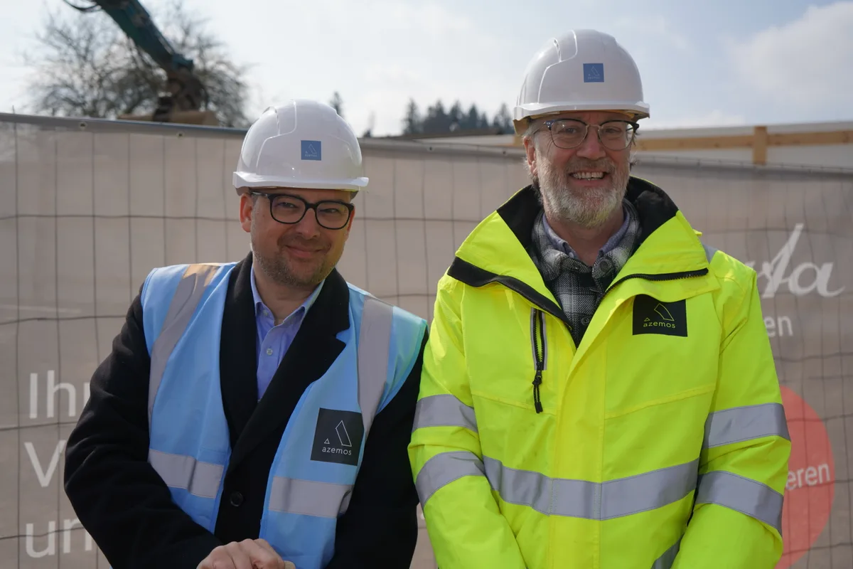 Vlnr: Felix Helling (Mitglied der Geschäftsleitung Azemos  property AG) mit Bauleiter Reto Burlon zum Spatenstich in Saland.