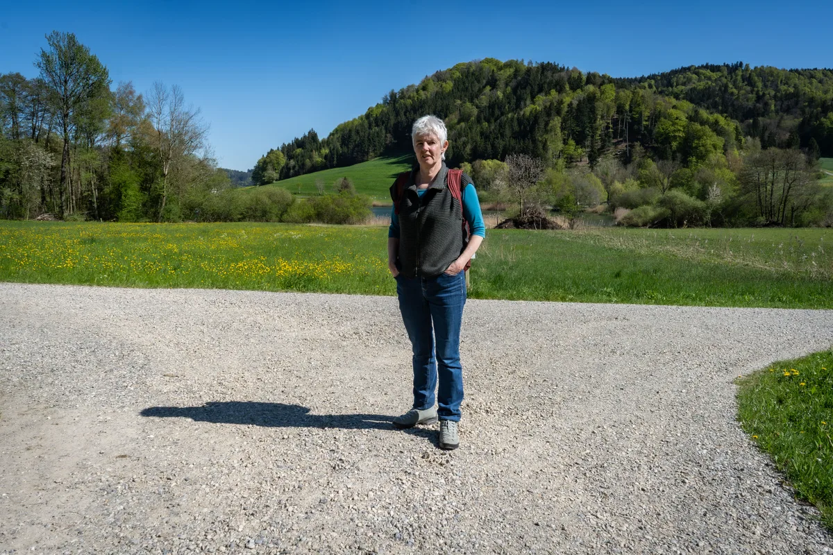 Theres Agosti Monn bei einem Spaziergang um den Bichelsee, der Teil der Naturlandschaft Tössbergland ist. Theres Agosti Monn, alt SP-Kantonsrätin aus Turbenthal. Spaziergang am Bichelsee.