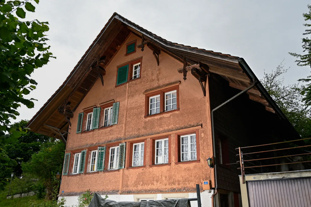 … ein geschichtsträchtiges und gesegnetes neues Zuhause. Man sieht ein altes Doppeleinfamilienhaus.