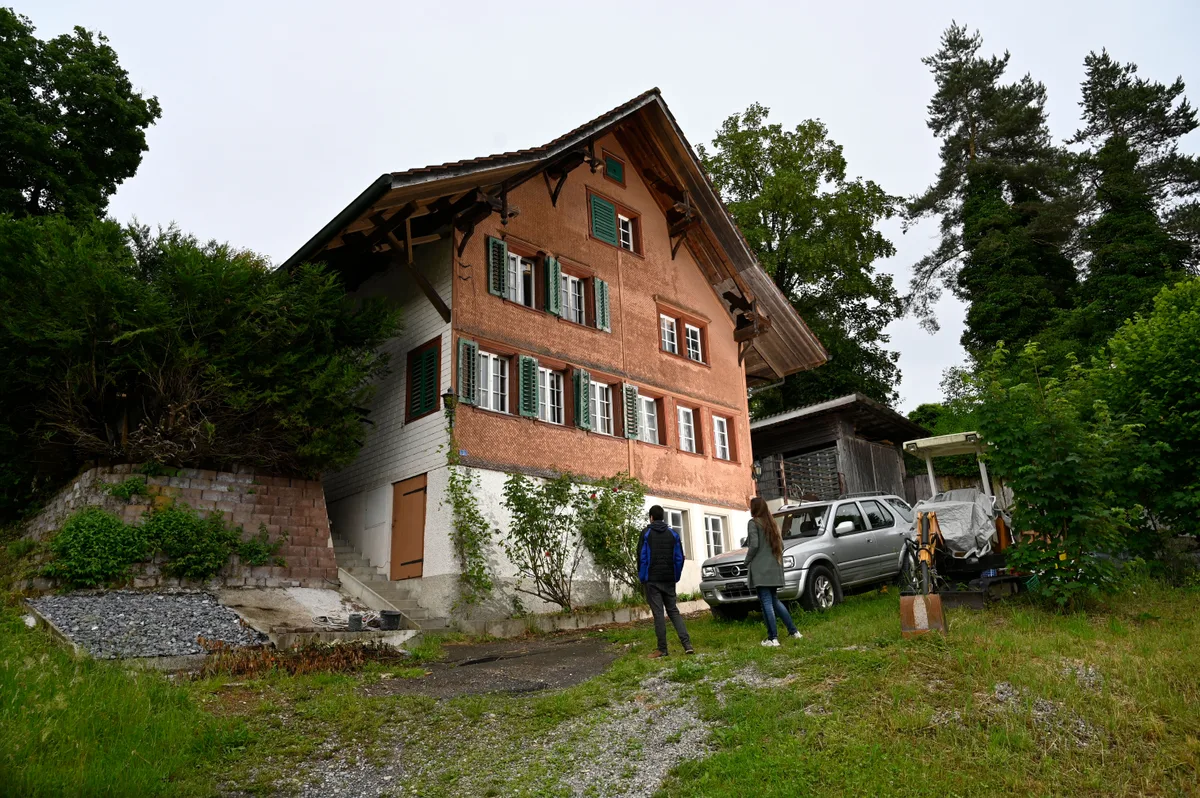 Lukas und Ilona Degen sehen im alten Haus an der Schalchenstrasse … Ein Mann und eine Frau schauen hoch zu einem alten Haus.