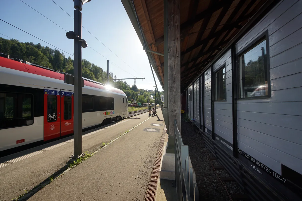 Neuer Glanzpunkt im Tösstal: Auf der S26-Linie verkehren nun auch Züge des Typs Flirt Evo, hier beim Halt in Bauma.