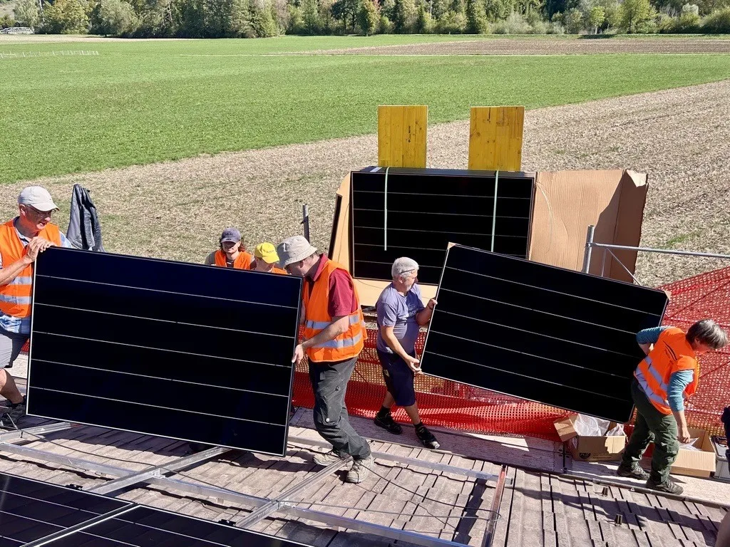 13566392-2 Zahlreiche Freiwillige arbeiten Hand in Hand für die dorfeigene Solaranlage.