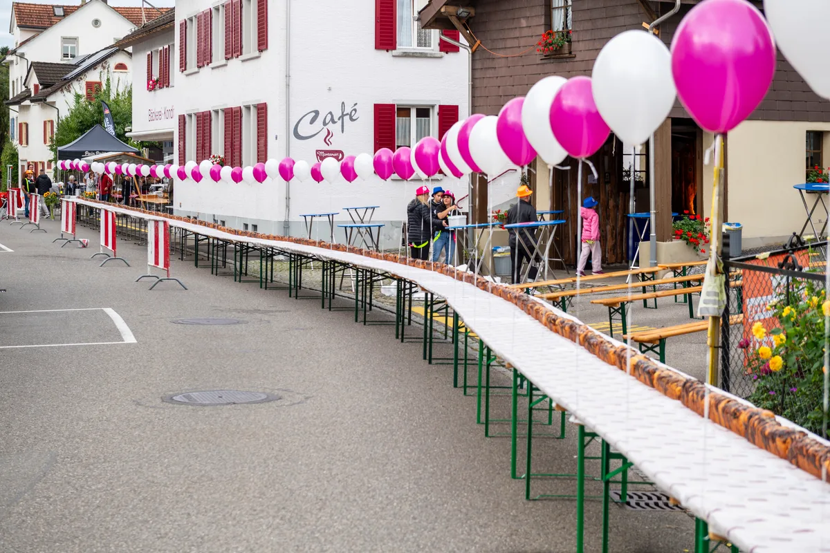 27410851-33 Samstag Morgen, kurz vor acht Uhr stehen 90 Meter Russenzopf bereit, 1 Meter pro Firmenjahr.