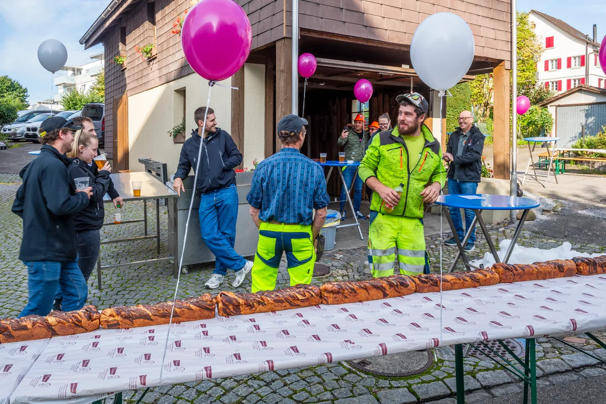 Neben der Bäckerei kam auch in der Garage-Bar langsam Betrieb auf. Die dritte Generation der Bäckerei Montanari in Wetzikon-Robenhausen feiert das 90 Jährige Firmenjubiläum.