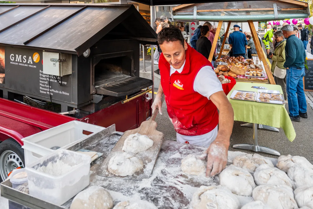 Frischer geht es nicht: Während der 50 Minuten im Ofen wird aus dem Teig ein frisches und äusserst knuspriges Brot. Die dritte Generation der Bäckerei Montanari in Wetzikon-Robenhausen feiert das 90 Jährige Firmenjubiläum.