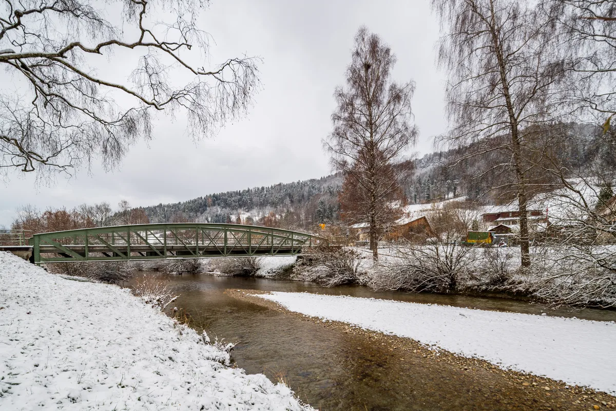 Der erste Schnee hat das Tösstal mit Puderzuckerüberzogen.