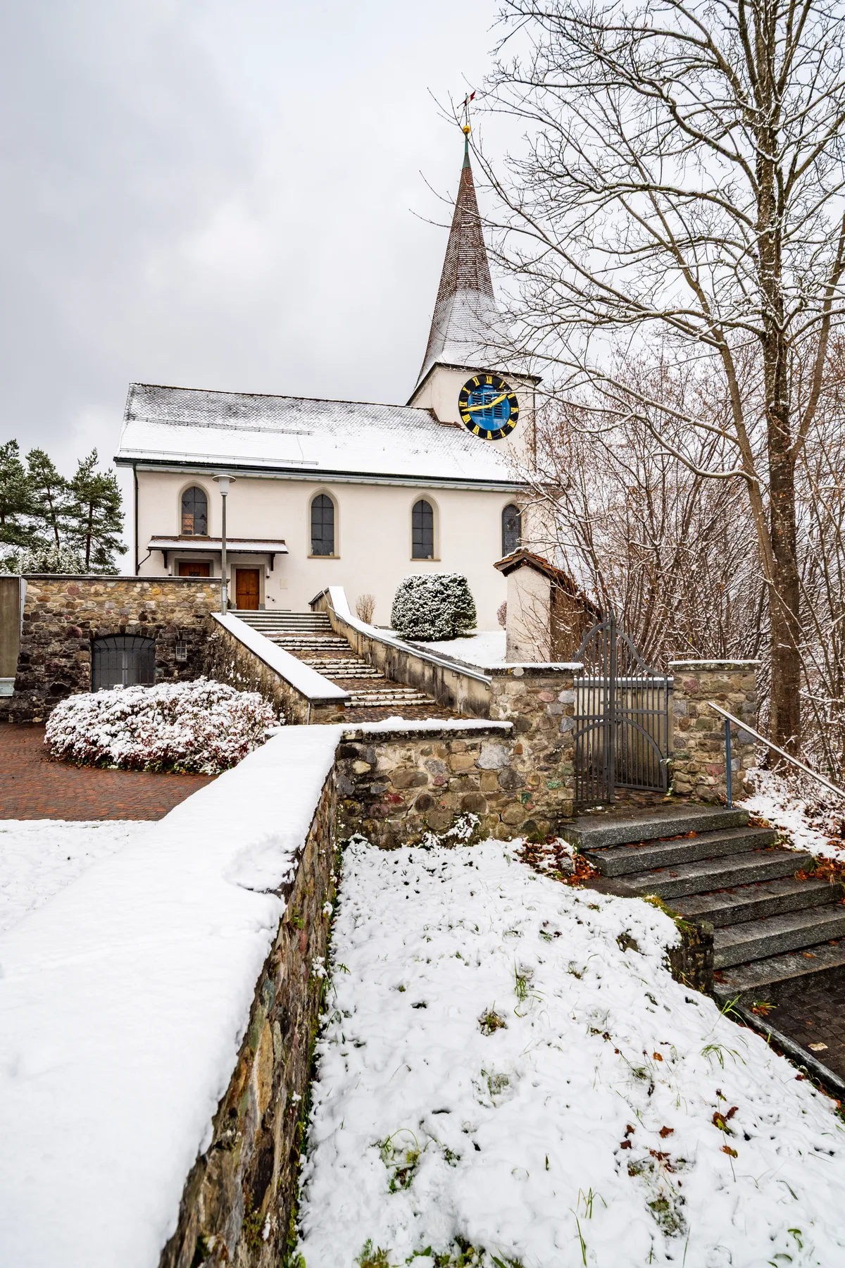 Der erste Schnee hat das Tösstal mit Puderzuckerüberzogen.