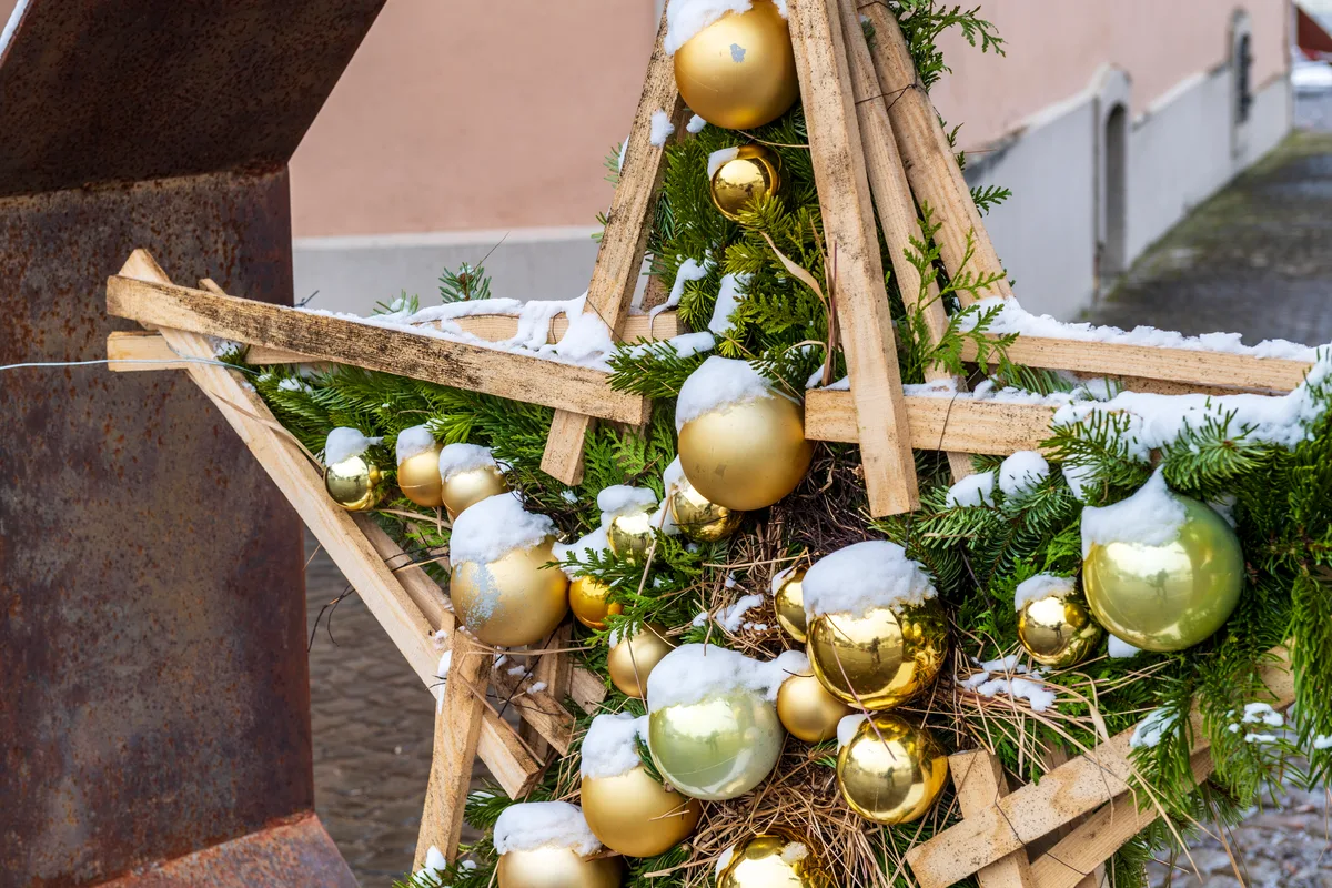 Der erste Schnee hat das Tösstal mit Puderzuckerüberzogen.