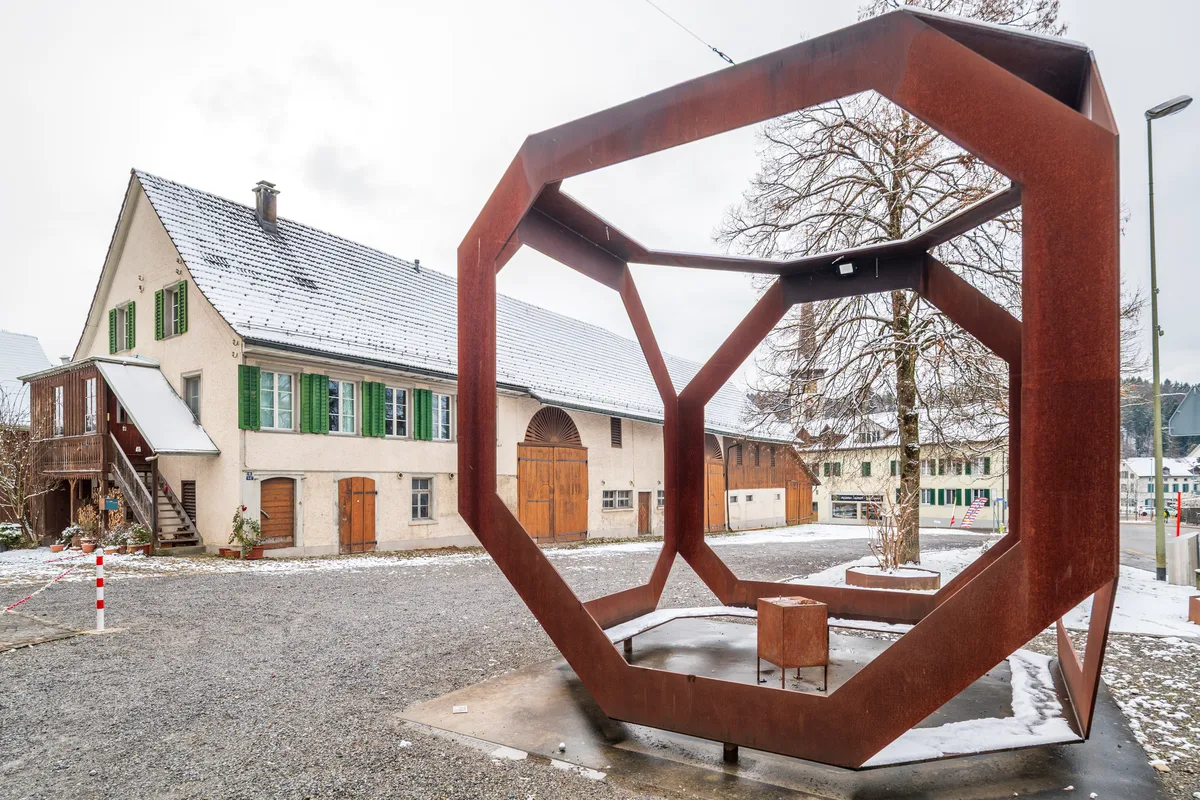 Der erste Schnee hat das Tösstal mit Puderzuckerüberzogen.