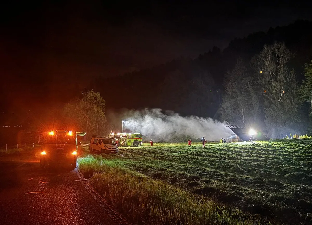 In der Nacht auf den 28. April zogen Rauchschwanden von einem brennenden Schopf im Fahrenbachtobel ins Dorf. Man sieht ein Feld bei Nacht, ein Gebäude mit
Rauchschwanden und Feuerwehrautos.