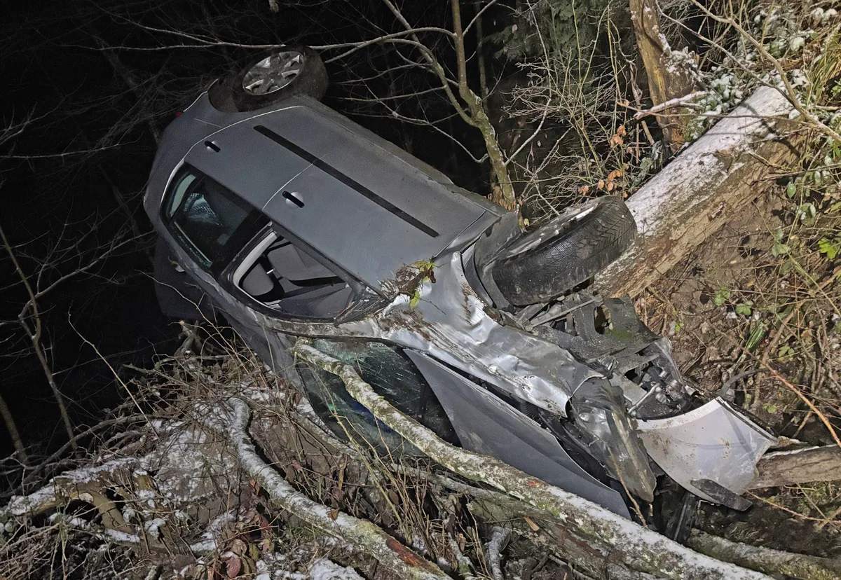 30117892-3 Der Lenker des Autos ist rund 30 Meter einen Abhang hinunter gestürzt.