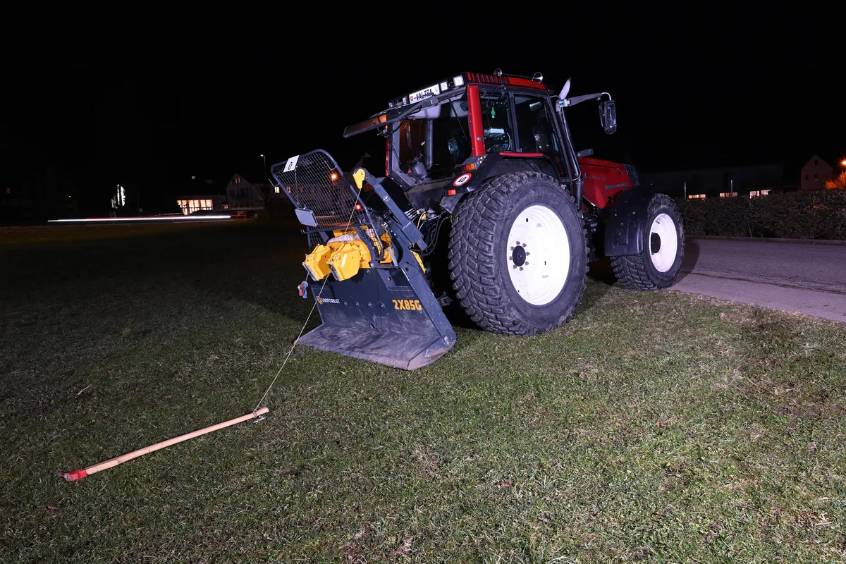 Der Forsttraktor kam nach dem Unfall am Ende des steilen Hangs zum Stillstand. Man sieht die Unfallstelle.