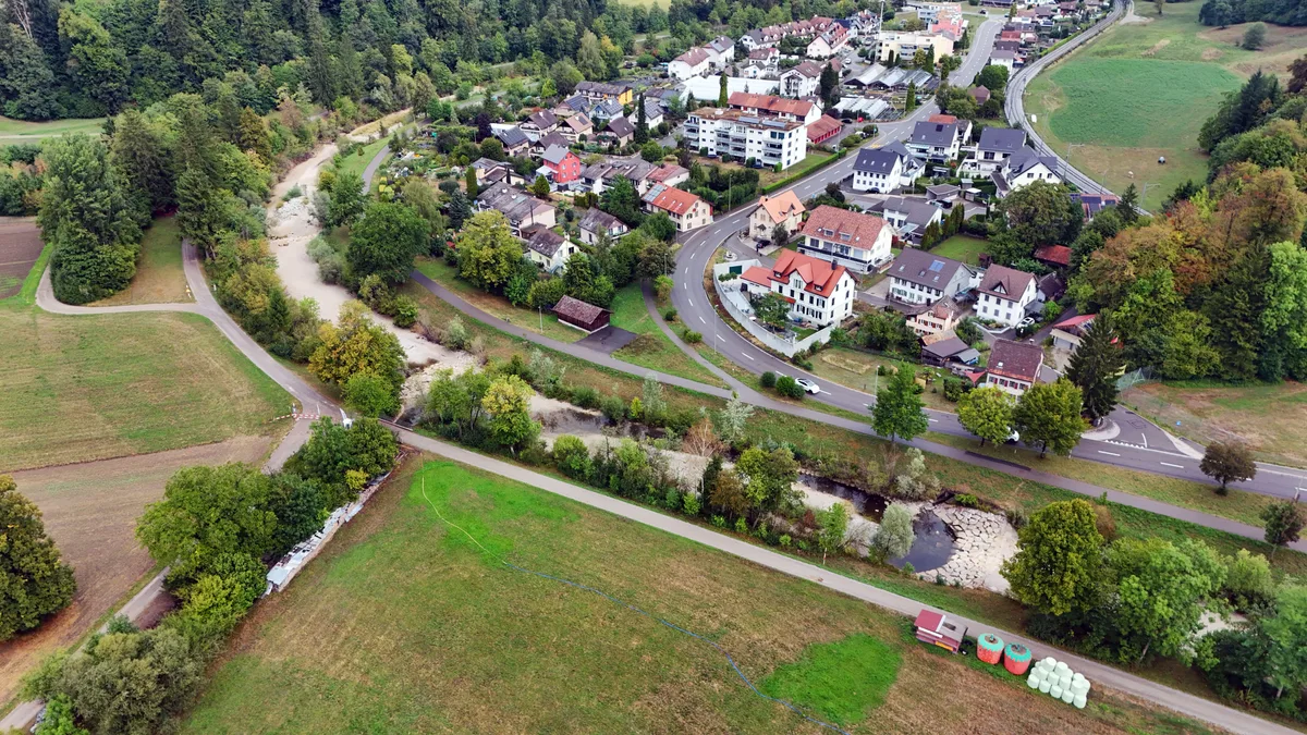 Wenn sich die Töss stark erhitzt, sind Fische auf kältere Zuflüsse wie den Tobelbach angewiesen. Hier mündet der Tobelbach in die Töss.