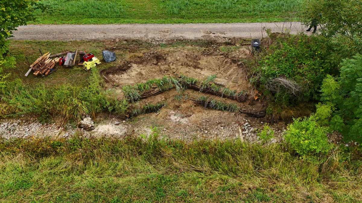 Hier ist der Bau bereits fortgeschritten. Die Faschinen wurden mit Weidenzweigen und Eichenholz verbaut. Hier ist der Bau bereits weit fortgeschritten. Es wurden Faschinen aus Weidenzweigen und Eichenholz verbaut. So können sich die Fische retten, ohne von der Strömung in die Töss geschwemmt zu werden.
