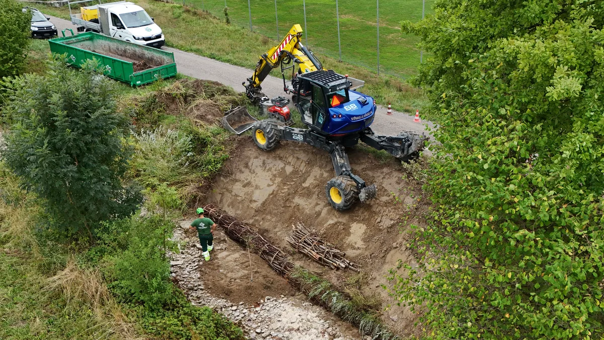 Der Tobelbach in Rikon wird fischfreundlicher gemacht – dazu braucht es einen geländegängigen Bagger.