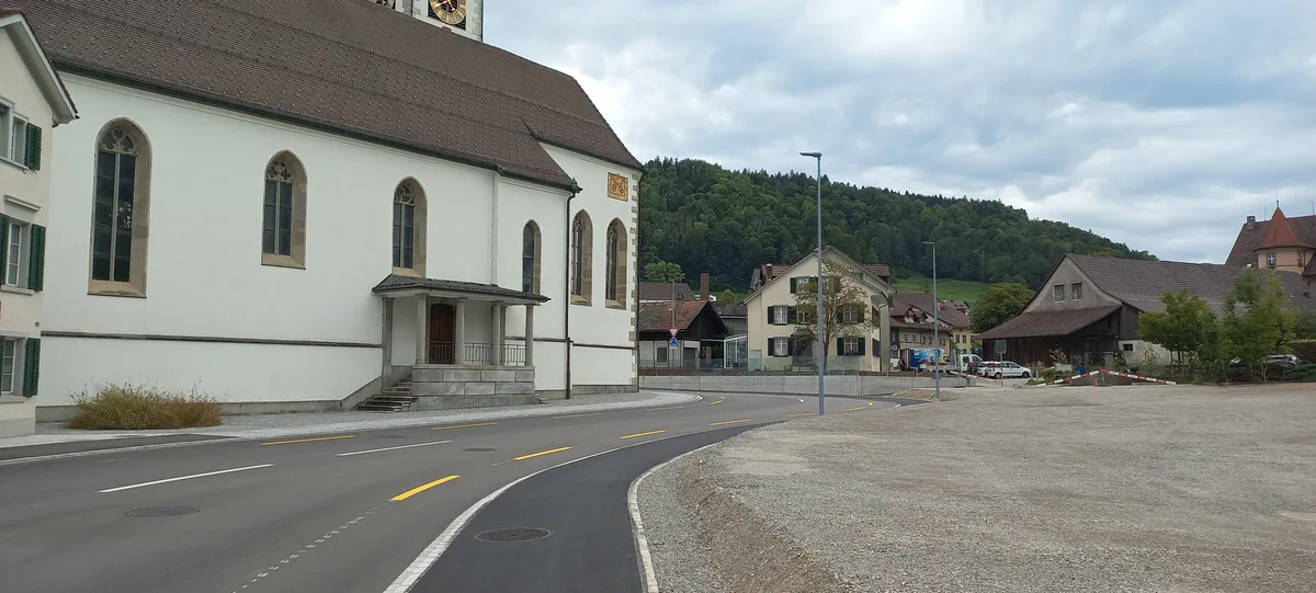 kirche und parkplatz
