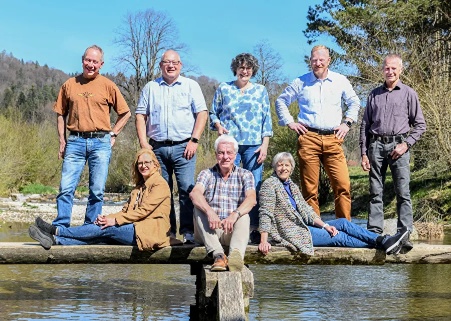 Der Gemeinderat in seiner aktuellen Zusammensetzung. Hinten (von links): Andreas Vetsch, Ralf Weiss, Gemeindepräsidentin Regula Ehrismann, Stefan Hochreutener und Emil Ott. Vorne (von links): Gemeindeschreiberin Claudia Oswald, Markus Kernen und Susanne Stahl. Man sieht sieben Politikerinnen und Politiker sowie die Gemeindeschreiberin beim Posieren für ein Foto.