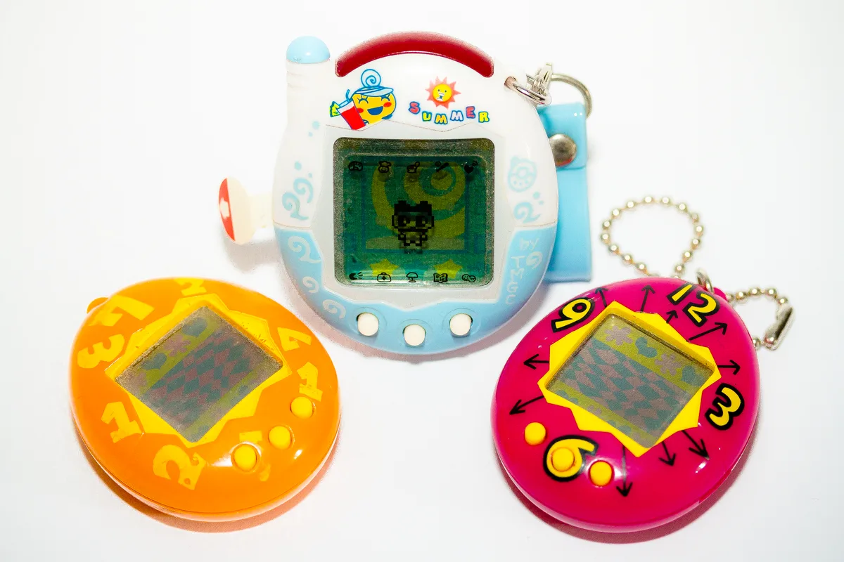 Man sieht drei Tamagotchis vor weissem Hintergrund.