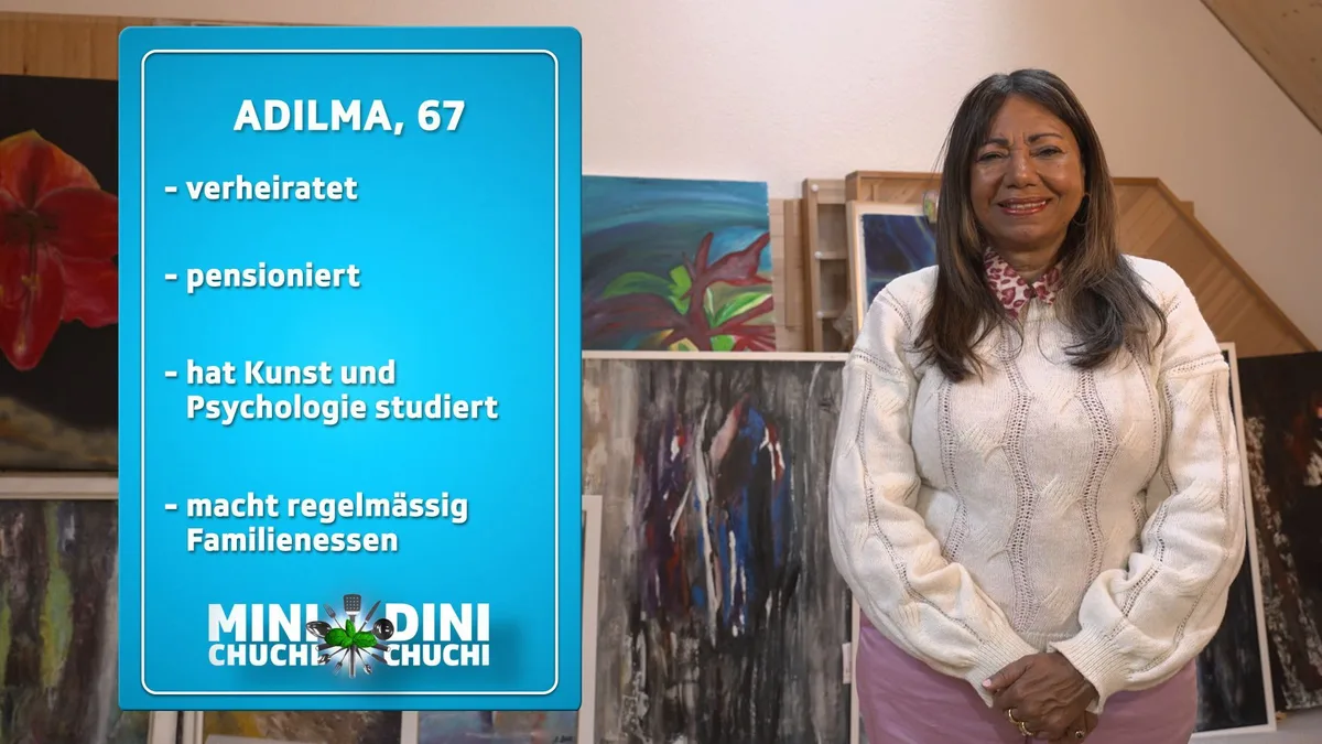 Man sieht eine ältere Dame beim Kochen für eine Fernsehsendung.