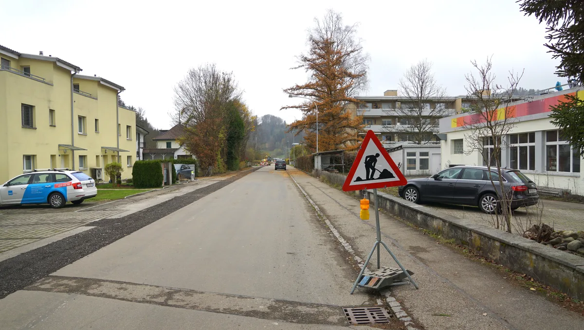 Aufnahme einer Quartierstrasse, die gerade saniert wird.