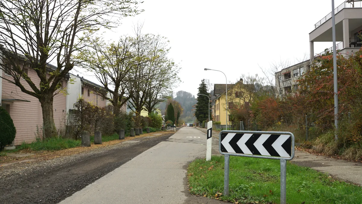 Aufnahme einer Quartierstrasse, die gerade saniert wird.