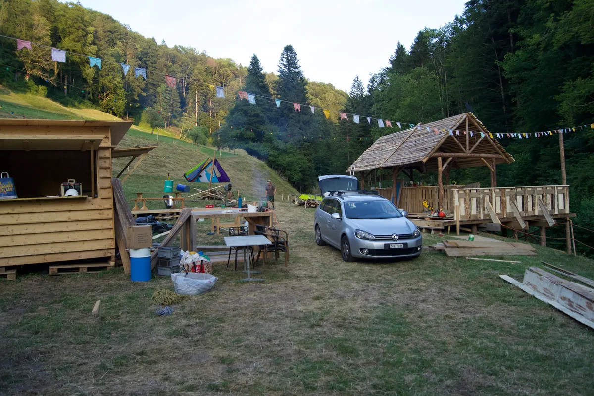Fotos vom Ausbau eines Festivalgeländes.
