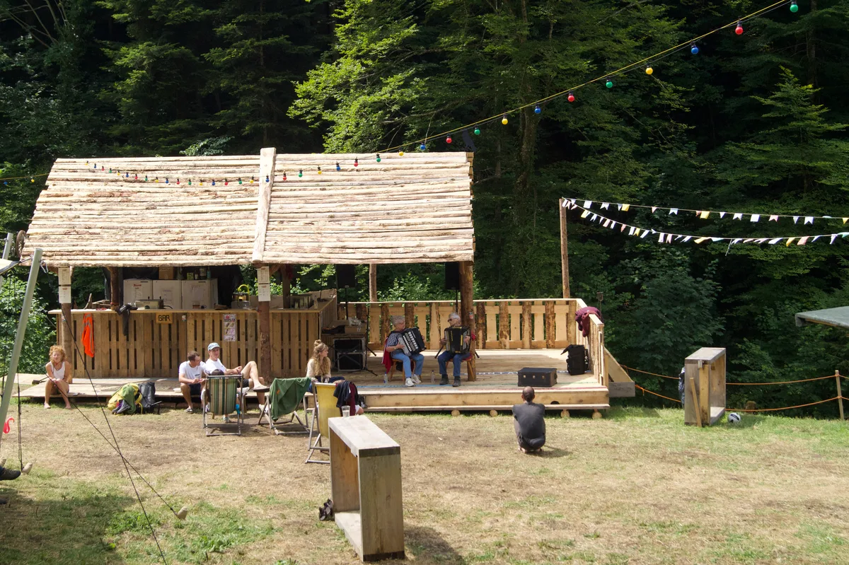 Man sieht eine Bar aus Holz.