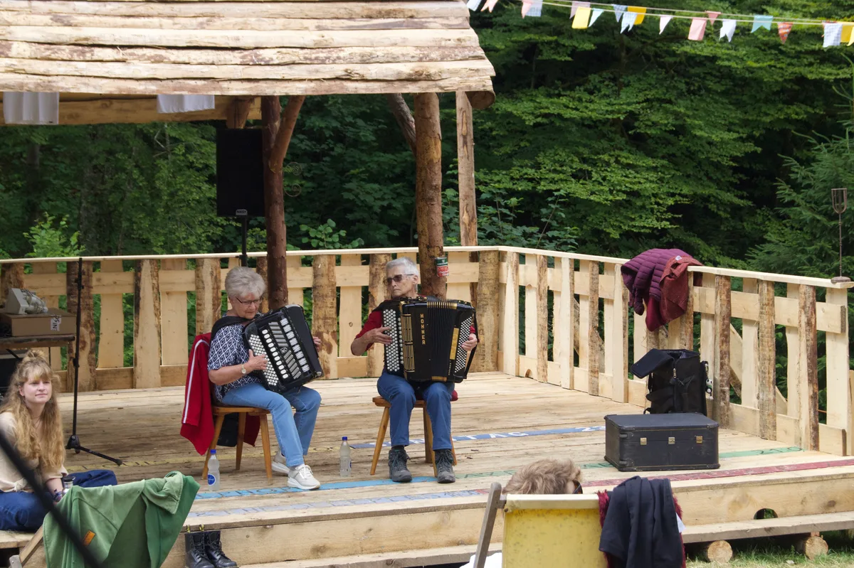 Man sieht Handorgelmusikerinnen auf einem Holzpodest.
