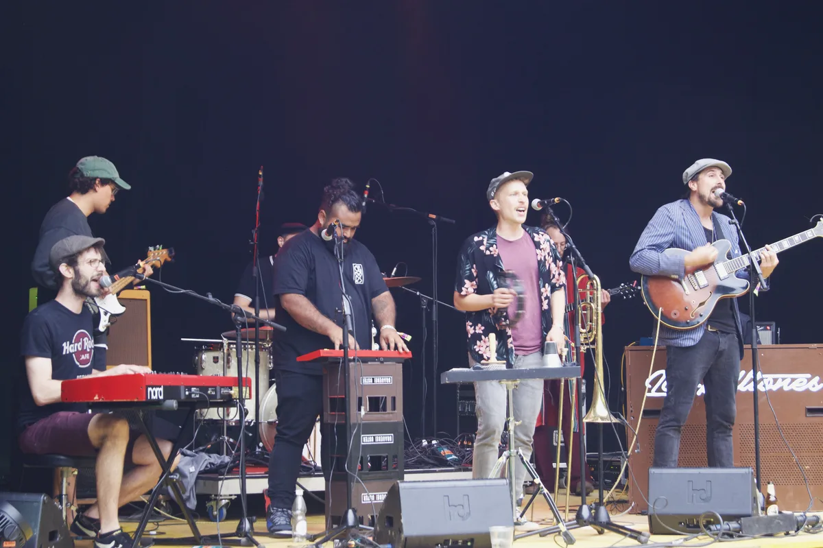 Man sieht eine Band, die einen Auftritt macht.