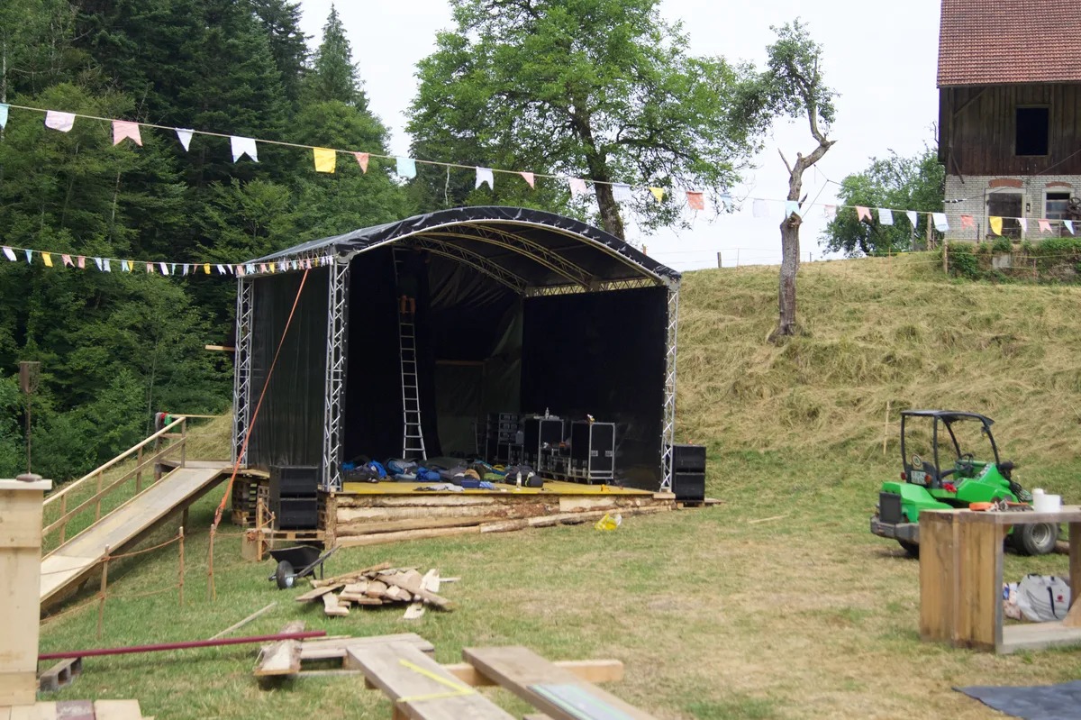 Fotos vom Ausbau eines Festivalgeländes.