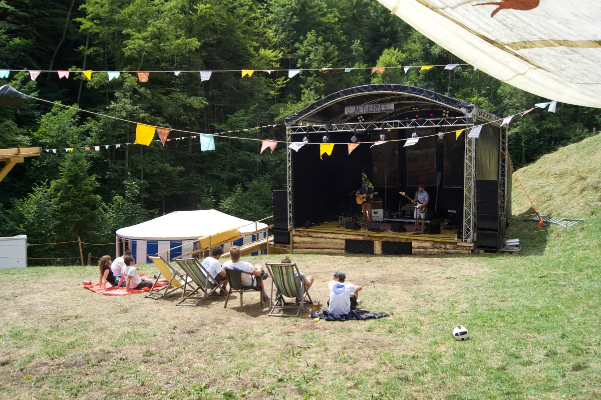 Gemütlich im Rasen sitzen und tollen Beats zuhören – das ist am Althörnli Open Air möglich. (Archiv) Man sieht eine Bühne auf einem Rasen.