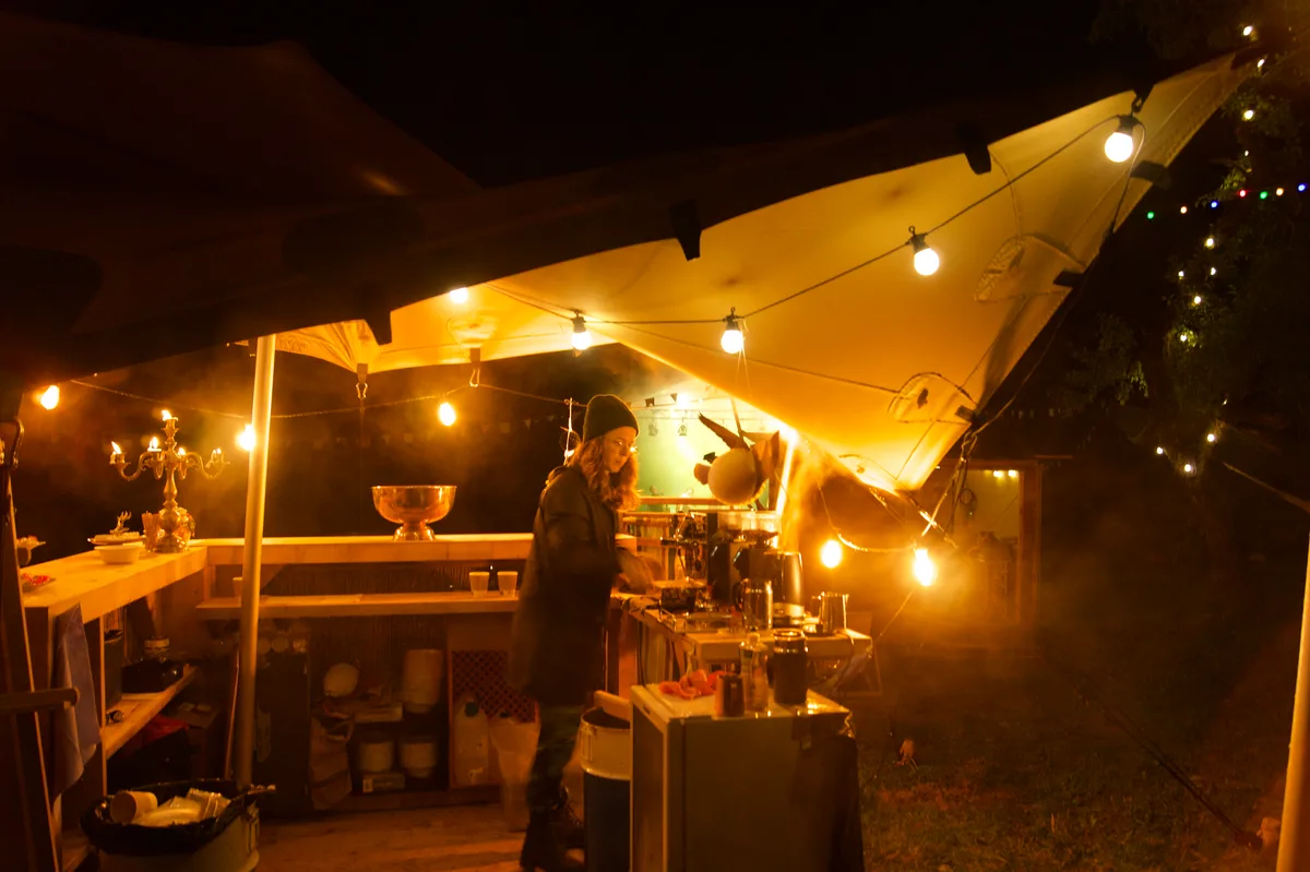Man sieht eine Bar aus Holz.